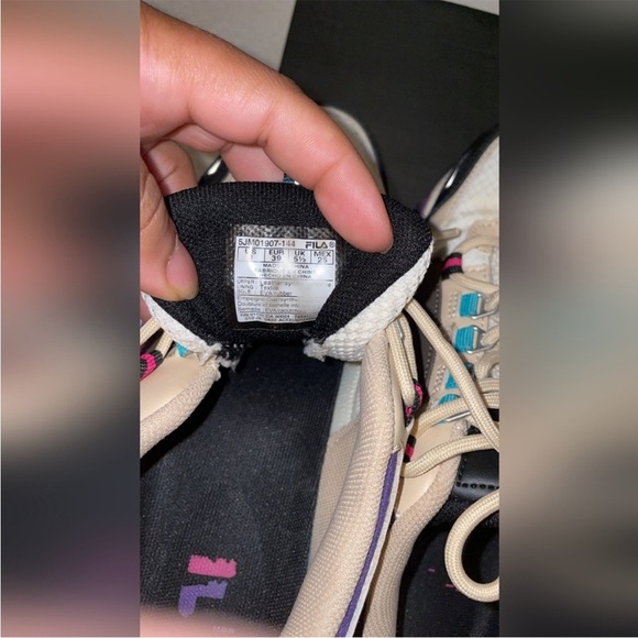 Preloved Women's Fila size 8 sneakers - Picture 5 of 5